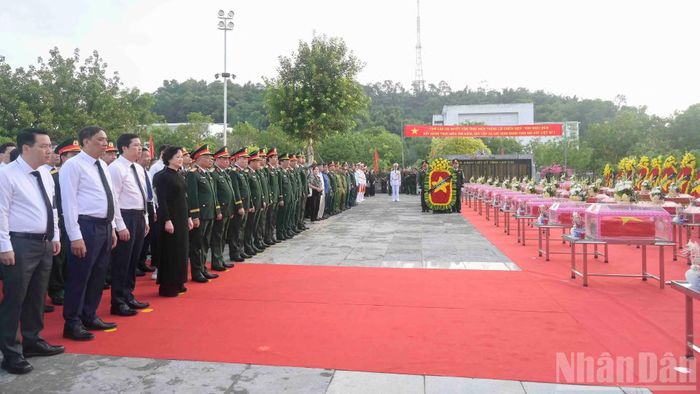 Các đại biểu cùng người dân dành phút mặc niệm tưởng nhớ các Anh hùng liệt sĩ. (Ảnh: CÔNG HẢI)
