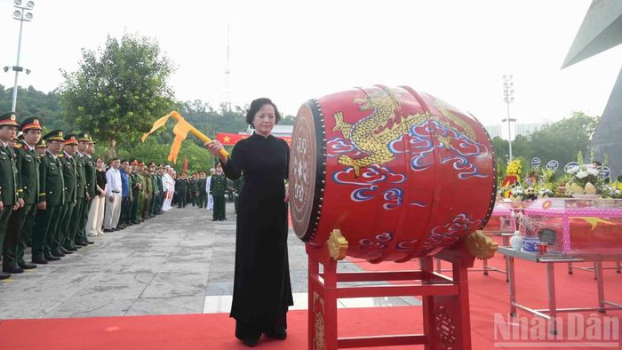 Phó Thủ tướng Chính phủ Phạm Thị Thanh Trà thực hiện nghi thức Thỉnh trống, kính báo anh linh các Anh hùng liệt sĩ tại buổi lễ. (Ảnh: CÔNG HẢI)