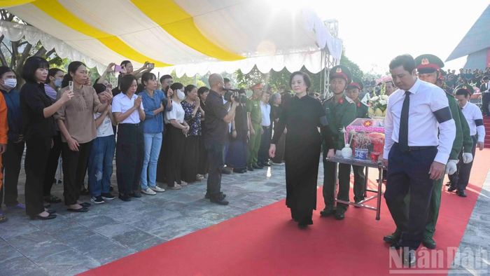 Lực lượng chức năng cùng các đại biểu di quan hài cốt các Anh hùng liệt sĩ về nơi an nghỉ cuối cùng. (Ảnh: CÔNG HẢI)