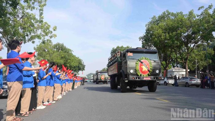 Đông đảo nhân dân trên địa bàn tiễn đưa các Anh hùng liệt sĩ về nơi an nghỉ cuối cùng. (Ảnh: CÔNG HẢI)
