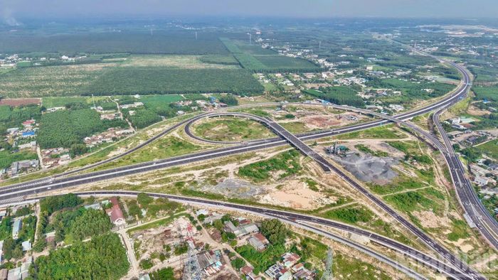 Gói thầu nút giao Quốc lộ 51 và cầu Phước Khánh là hai hạng mục cuối cùng của tuyến cao tốc Bến Lức-Long Thành đang hoàn thành những hạng mục cuối cùng để thông xe theo kế hoạch. (Ảnh:Thiên Vương)