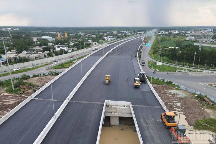 Đơn vị thi công những hạng mục cuối cùng của nút giao giữa Quốc lộ 51 với cao tốc Bến Lức-Long Thành thuộc địa phận thành phố Đồng Nai. (Ảnh: Thiên Vương)