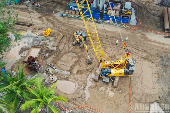 Thi công nút giao cao tốc Bến Lức-Long Thành với đường Rừng Sác tại xã Bình Khánh, Thành phố Hồ Chí Minh.