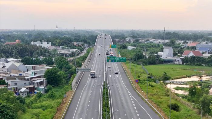 Qua nút giao Mỹ Yên, cao tốc Bến Lức-Long Thành kết nối với các tuyến giao thông huyết mạch, tạo điểm trung chuyển quan trọng, giúp phân luồng phương tiện từ các tỉnh miền tây và theo chiều ngược lại.