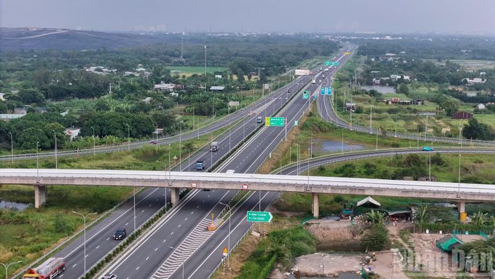 Nút giao Bến Lức -Long Thành với Quốc lộ 50 tạo điểm kết nối quan trọng trên mạng lưới giao thông khu vực.