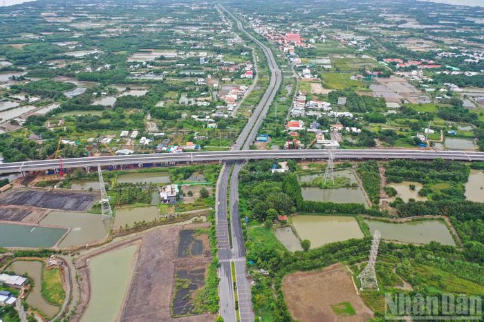 Cao tốc Bến Lức-Long Thành giao với đường Rừng Sác tại xã Bình Khánh, Thành phố Hồ Chí Minh. Tại đây, dự án xây dựng nút giao đang được triển khai, mở thêm hướng kết nối cao tốc với Cần Giờ và khu vực trung tâm Thành phố Hồ Chí Minh qua phà Bình Khánh.