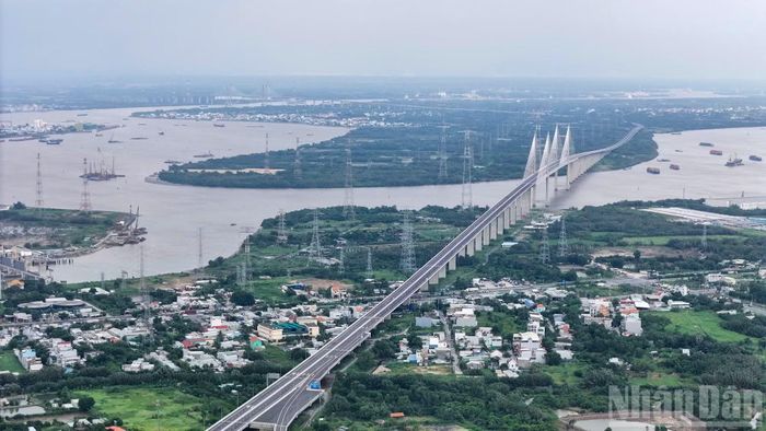  Nút giao Nguyễn Văn Tạo, kết nối cầu Bình Khánh﻿, là một trong những mắt xích kỹ thuật quan trọng trên toàn tuyến cao tốc Bến Lức-Long Thành. Nút giao này vừa đảm nhiệm vai trò phân luồng phương tiện giữa cao tốc và các trục giao thông chính của Thành phố Hồ Chí Minh, vừa mở hướng kết nối thuận lợi đến khu đô thị cảng Hiệp Phước và các tỉnh miền tây. 
