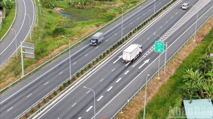 Cao tốc Bến Lức-Long Thành giao cắt trực tiếp với tuyến đường huyết mạch, tạo thành trạm trung chuyển linh hoạt để điều tiết dòng phương tiện từ các tỉnh miền tây đổ về và ngược lại.