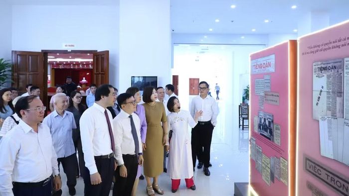 Các đại biểu tham quan trưng bày tại hội thảo. (Ảnh: TUẤN SƠN)