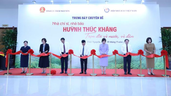 Đại biểu cắt băng khai trương trưng bày chuyên đề. (Ảnh: TUẤN SƠN)