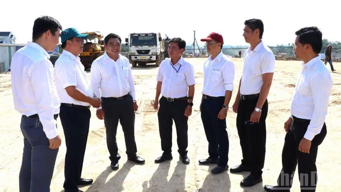 Lãnh đạo xã Phước An kiểm tra hiện trường công tác giải phóng mặt bằng một dự án trọng điểm trên địa bàn. (Ảnh: THIÊN VƯƠNG)