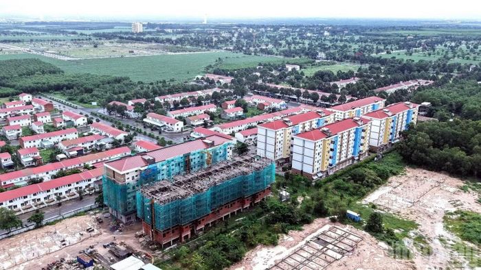 Một dự án nhà ở xã hội đang được xây dựng trên địa bàn xã Phước An, thành phố Đồng Nai. (Ảnh: THIÊN VƯƠNG)