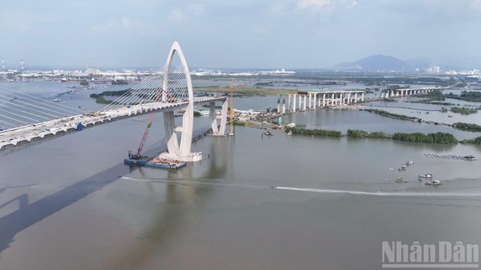 Cầu Phước An đang được xây dựng kết nối xã Phước An và phường Phú Mỹ, Thành phố Hồ Chí Minh. (Ảnh: THIÊN VƯƠNG)
