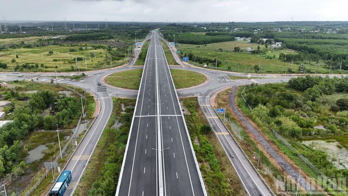 Đường cao tốc Bến Lức-Long Thành, đoạn qua địa bàn xã Phước An. Tuyến đường cao tốc nối Đông Nam Bộ với Tây Nam Bộ dự kiến sẽ thông xe toàn tuyến kể từ 0 giờ ngày 1/10. (Ảnh: THIÊN VƯƠNG)