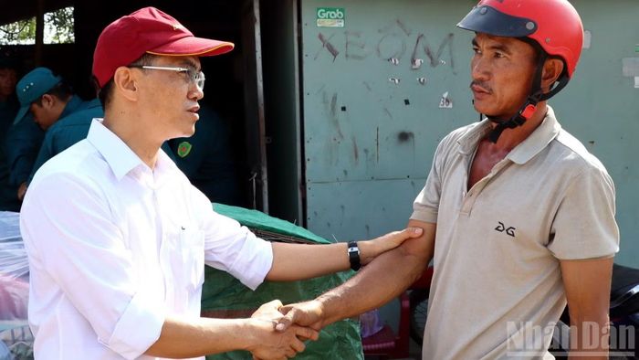Đồng chí Đỗ Huy Khánh, Bí thư Đảng ủy, Chủ tịch Hội đồng nhân dân xã Phước An động viên người dân bàn giao mặt bằng thực hiện dự án đường 25C kết nối sân bay Long Thành. (Ảnh: THIÊN VƯƠNG)