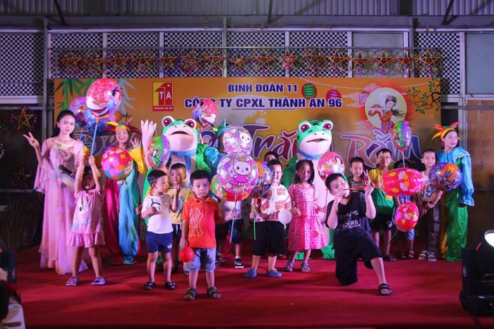 Tổ chức Tết Trung thu cho các cháu thiếu nhi.