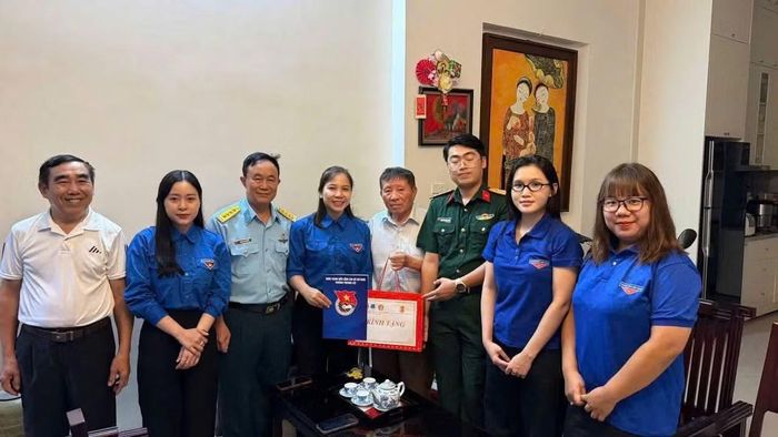Cán bộ, hội viên phụ nữ Binh đoàn 11 phối hợp tổ chức thăm, tặng quà gia đình có công với cách mạng.