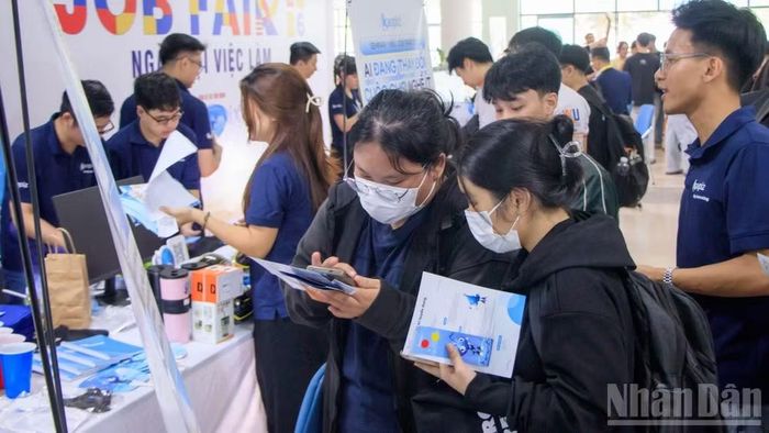 Sinh viên trực tiếp tham gia phỏng vấn tìm việc làm tại chương trình. (Ảnh: ANH ĐÀO)