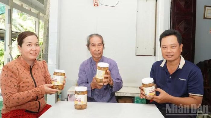 Nghề làm chanh muối được gia đình anh An duy trì nhiều năm, riêng ông Nguyễn Thế Phương là cha anh An đã có hơn 40 năm gắn bó với nghề. (Ảnh: VĂN ÚT)