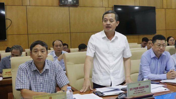 Chủ tịch Ủy ban nhân dân thành phố Bắc Ninh Phạm Hoàng Sơn trao đổi ý kiến tại hội nghị. (Ảnh: A.T)