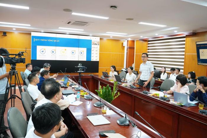 Trao đổi ý kiến về cơ chế phân quyền quản trị và bảo đảm an toàn thông tin trên hệ thống. (Ảnh: Mai Huyên)