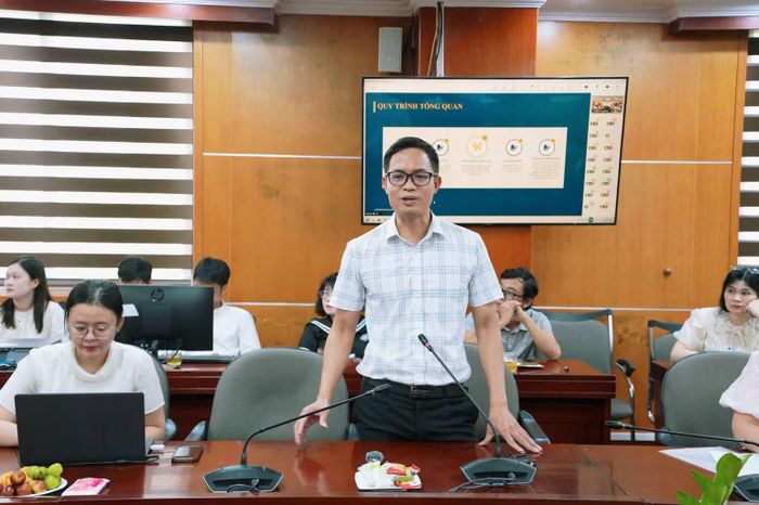 Đại diện Quỹ Phát triển khoa học và công nghệ quốc gia (NAFOSTED) hướng dẫn quy trình vận hành và khai thác hệ thống. (Ảnh: Trần Hải)