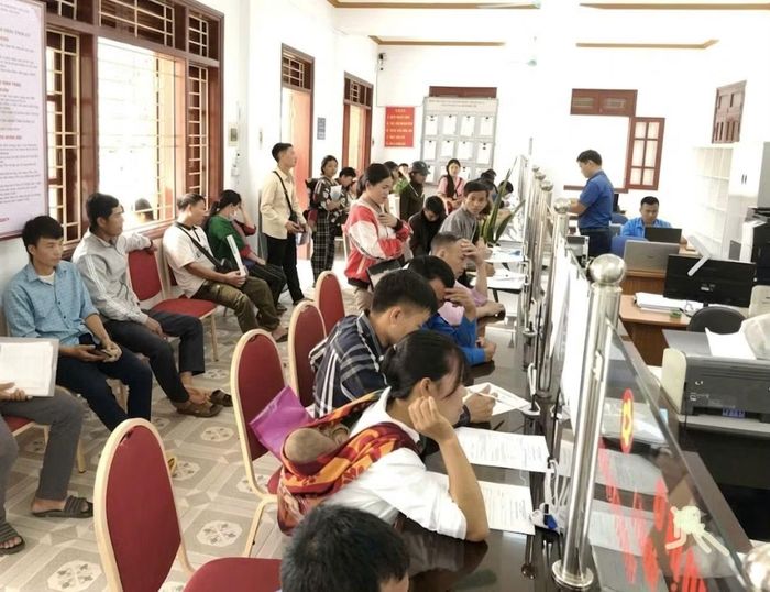 Người dân tại các địa phương tích cực ứng dụng công nghệ số và nền tảng trực tuyến trong giải quyết thủ tục hành chính. (Ảnh: Trần Hải)