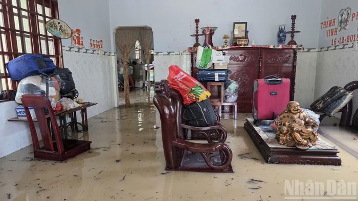 Nước tràn vào nhà người dân trong nhiều giờ liền sau mưa lớn ở khu phố Lộc An, phường Long Thành.