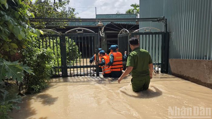 Lực lượng Công an, Quân sự địa phương đã đến các hộ dân bị ngập sâu hỗ trợ di dời tài sản lên khu vực cao, hạn chế thiệt hại.