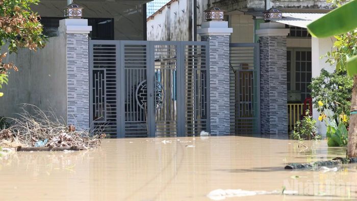 Việc ngập do mưa lớn kéo dài từ tối 29 đến sáng 30/9. Theo người dân địa phương, nước dâng cao, tràn vào nhà dân khiến nhiều tài sản không di chuyển kịp.