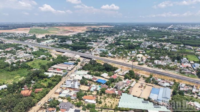 Khu dân cư sát cao tốc Biên Hòa-Vũng Tàu thuộc địa bàn phường Long Thành ngập sâu sau trận mưa lớn.
