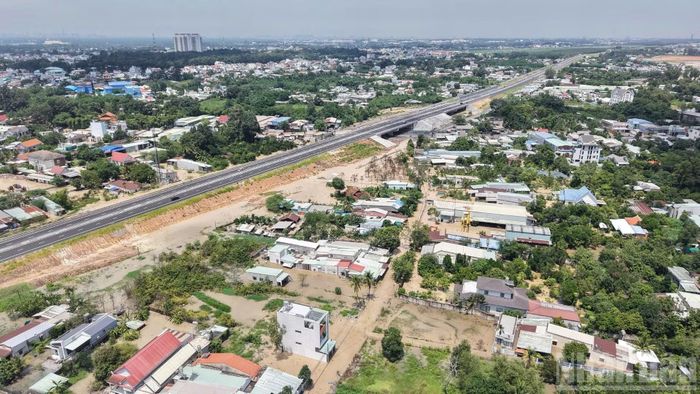 Khu dân cư sát cao tốc Biên Hòa-Vũng Tàu thuộc địa bàn phường Long Thành ngập sâu sau trận mưa lớn.