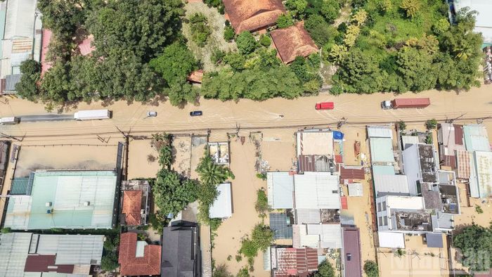 Mưa lớn khiến đường ĐT 769 qua địa bàn phường Long Thành ngập nước, ảnh hưởng đến phương tiện lưu thông.