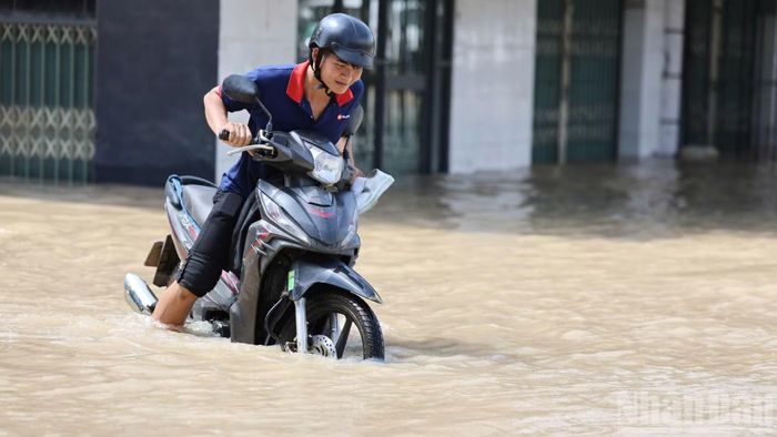 Ngập khiến việc di chuyển của người dân các tuyến đường trong khu dân cư gặp khó khăn. Một số xe chết máy do nước ngập.