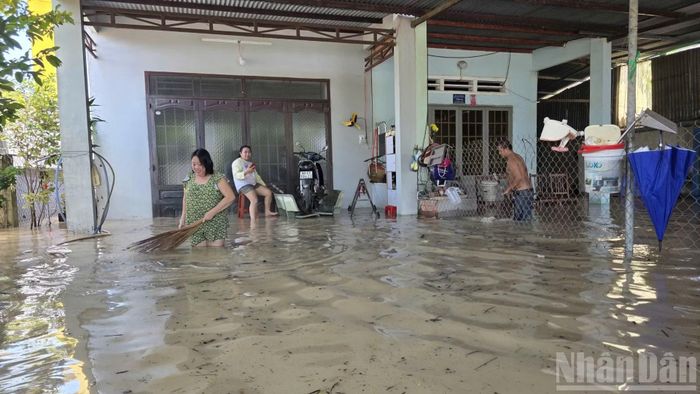Một số hộ dân cho biết, đây là trận ngập úng nặng nhất trong những năm trở lại đây sau mưa lớn.