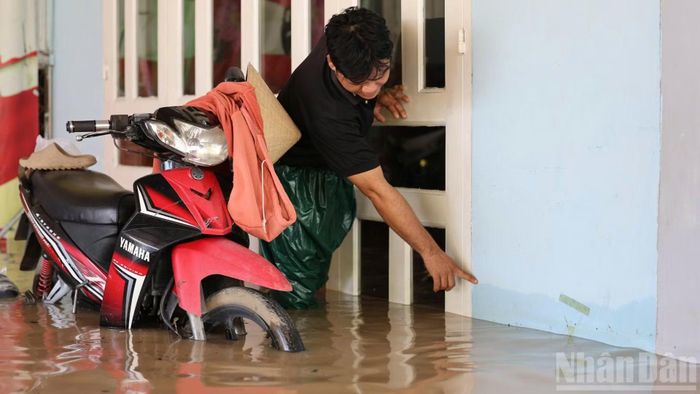 Đến trưa cùng ngày nước bắt đầu rút dần, người dân chuẩn bị dọn dẹp bùn đất do ngập gây ra.