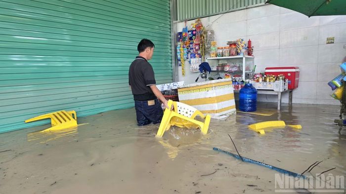Ngập sâu khiến cuộc sống của nhiều hộ dân bị đảo lộn.