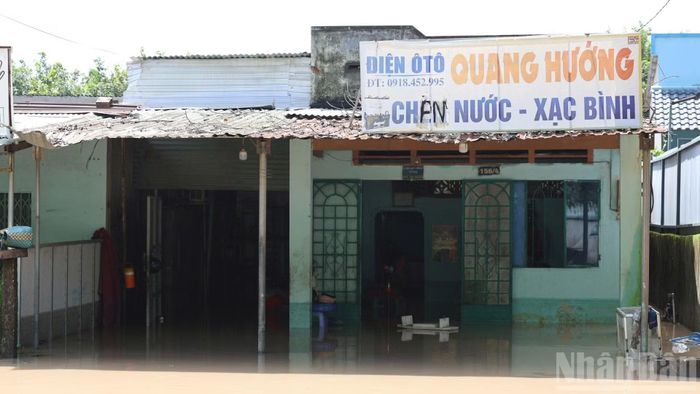Nước tràn vào khu dân cư, gây ngập nhiều nhà dân ở khu phố Lộc An, phường Long Thành.