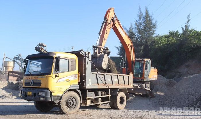 Mỏ đá An Hội tiến hành cung cấp đá các loại cho nhà thầu thi công 21 công trình, dự án phát triển kinh tế-xã hội trên địa bàn tỉnh. (Ảnh: HIỂN CỪ)