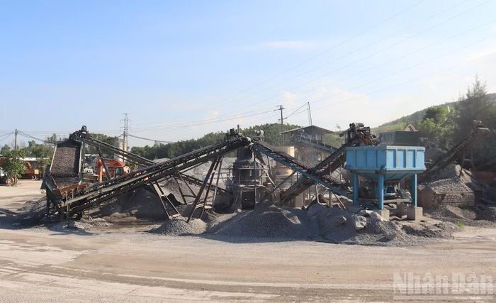 Dây chuyền sản xuất nguyên liệu đá các loại tại mỏ đá An Hội đã hoạt động trở lại. (Ảnh: HIỂN CỪ)