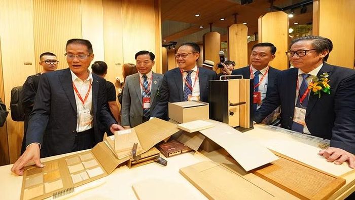 Các đại biểu và khách mời tham quan một gian hàng tại triển lãm (Ảnh: Ban tổ chức)