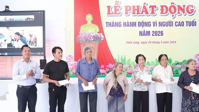 Trao quà cho người cao tuổi. (Ảnh: Cộng tác viên)