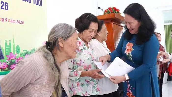 Lãnh đạo tỉnh Vĩnh Long trao quà cho người cao tuổi trong ngày lễ phát động. (Ảnh: BÁ DŨNG)