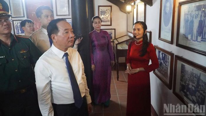 Đồng chí Trịnh Văn Quyết, Ủy viên Bộ Chính trị, Bí thư Trung ương Đảng, Trưởng Ban Tuyên giáo Trung ương tham quan Nhà lưu niệm Huỳnh Thúc Kháng. (Ảnh: QV)