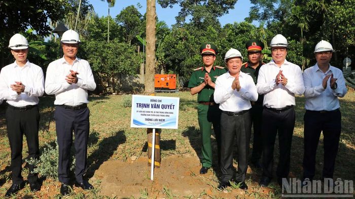 Đồng chí Trịnh Văn Quyết, Ủy viên Bộ Chính trị, Bí thư Trung ương Đảng, Trưởng Ban Tuyên giáo Trung ương trồng cây tại khuôn viên Di tích quốc gia Nhà lưu niệm Huỳnh Thúc Kháng. (Ảnh: QV)