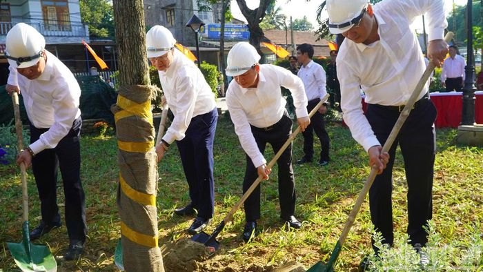 Đồng chí Trịnh Văn Quyết, Ủy viên Bộ Chính trị, Bí thư Trung ương Đảng, Trưởng Ban Tuyên giáo Trung ương trồng cây tại khuôn viên Di tích quốc gia Nhà lưu niệm Huỳnh Thúc Kháng. (Ảnh: QV)