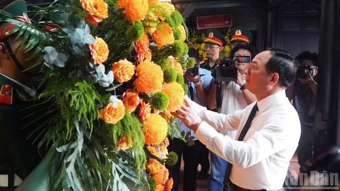 Đồng chí Trịnh Văn Quyết, Ủy viên Bộ Chính trị, Bí thư Trung ương Đảng, Trưởng Ban Tuyên giáo Trung ương dâng hoa tại quốc gia Nhà lưu niệm Huỳnh Thúc Kháng. (Ảnh: QV)