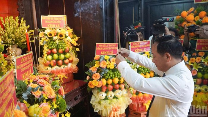 Đồng chí Trịnh Văn Quyết, Ủy viên Bộ Chính trị, Bí thư Trung ương Đảng, Trưởng Ban Tuyên giáo Trung ương dâng hương cụ Huỳnh Thúc Kháng. (Ảnh: QV)