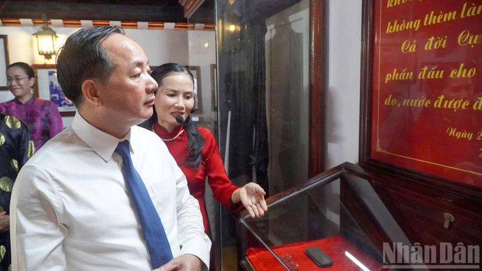 Đồng chí Trịnh Văn Quyết, Ủy viên Bộ Chính trị, Bí thư Trung ương Đảng, Trưởng Ban Tuyên giáo Trung ương tham quan Nhà lưu niệm Huỳnh Thúc Kháng. (Ảnh: QV)