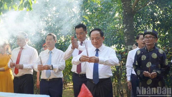 Đồng chí Trịnh Văn Quyết, Ủy viên Bộ Chính trị, Bí thư Trung ương Đảng, Trưởng Ban Tuyên giáo Trung ương dâng hương tại phần mộ thân phụ cụ Huỳnh Thúc Kháng. (Ảnh: QV)